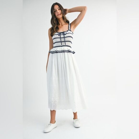 Elegant White Maxi Crochet Dress - Picture 4 of 11